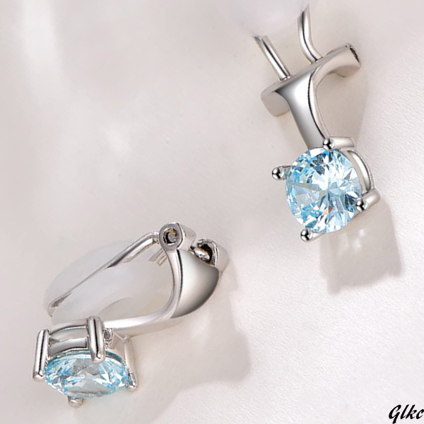 【透明感と輝きのある大粒アクアマリン風ストーンが、耳元を華やかに演出】 イヤリング 人気 ノンホールピアス ジルコニア オフィス 誕生石拍卖