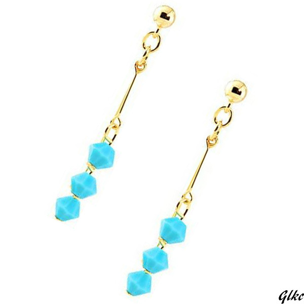 【3連モチーフが揺れるたびに輝きを放ち、視線を集める】 ピアス 細線 3連 ターコイズ ソロバンカット シンプル 日本製 揺れるピアス拍卖