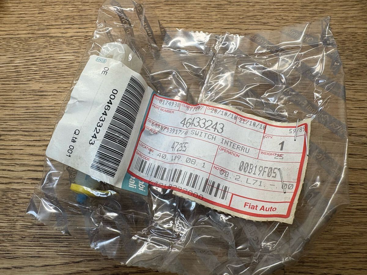 ● アルファロメオ ALFA 145 156 166 FIATバルケッタ PANDA(141)純正ストップランプスイッチ 2極タイプ ミッション リバーススイッチ ●拍卖