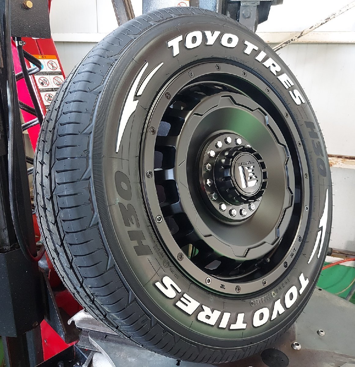 ライズ ロッキー タイヤホイールセット 16インチ LEXXEL SwaGGer トーヨー H30 215/65R16 ホワイトレター拍卖