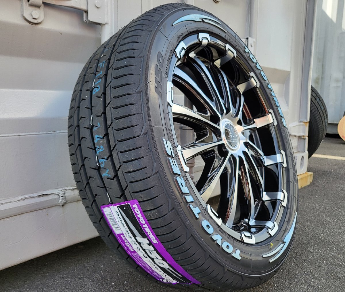 タイヤホイールセット 18インチ 新品 4本セット 225/50R18 BD12 200系ハイエース New TOYO H30 ホワイトレター拍卖
