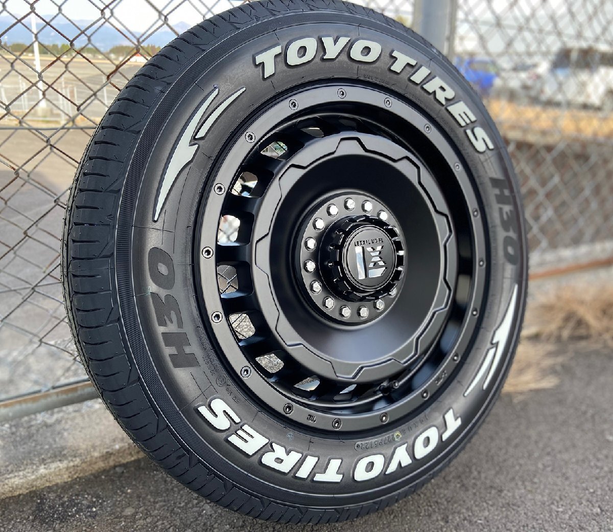キャラバン NV350 車検対応 16インチ タイヤホイールセット TOYO H30 215/65R16 ホワイトレター LEXXEL SwaGGer 1台分 4本セット拍卖