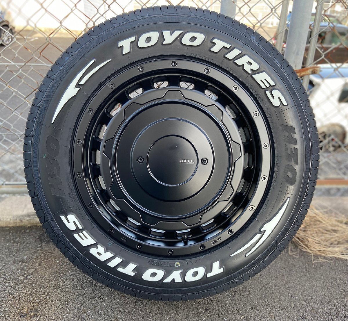 キャラバン NV350 タイヤホイール 車検対応品 16インチ TOYO H30 215/65R16 ホワイトレター 白文字タイヤ SwaGGer拍卖