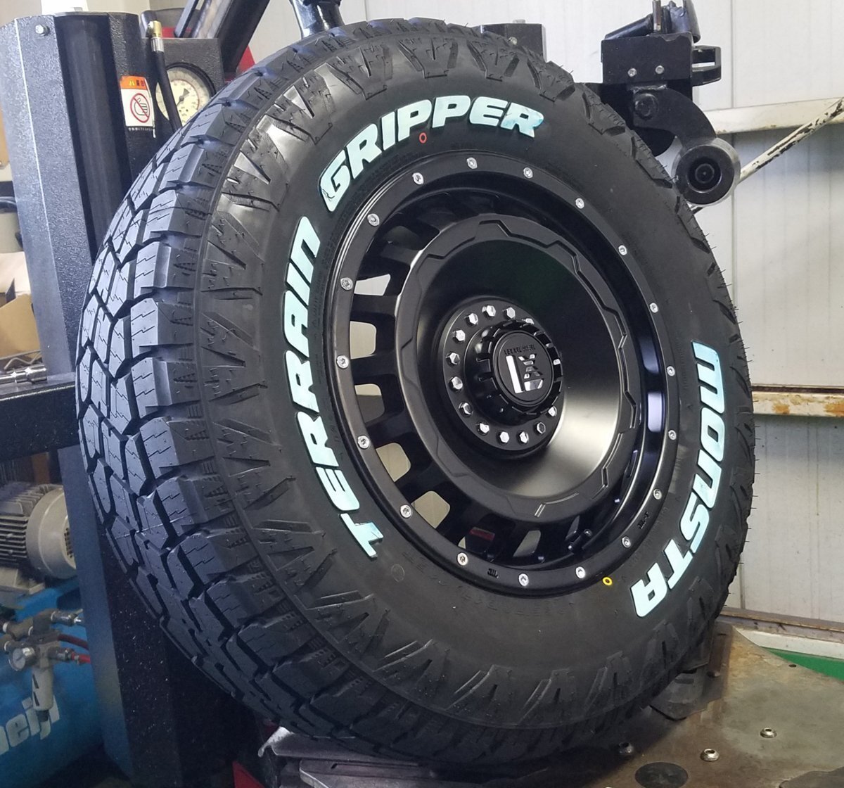 限定 JL JK ラングラー LEXXEL SwaGGer MONSTA TERRAIN GRIPPER 265/65R17 265/70R17 285/70R17 タイヤホイール17インチ ホワイトレター拍卖