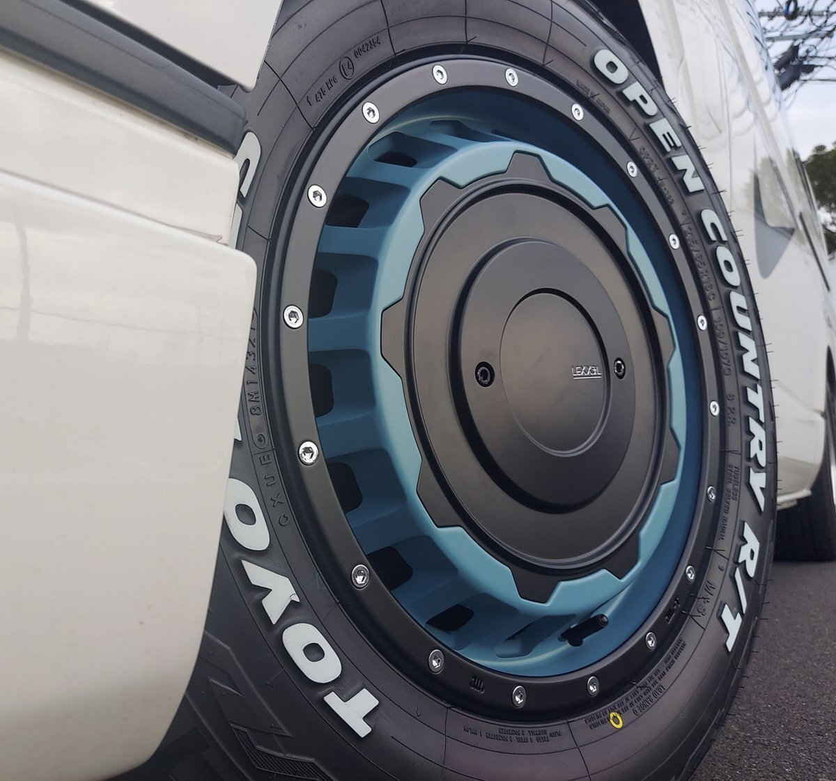 ジムニー JB23 JB64 LEXXEL SwaGGer old style トーヨー オープンカントリー RT 185/85R16 タイヤホイールセット 16インチ ホワイトレター拍卖