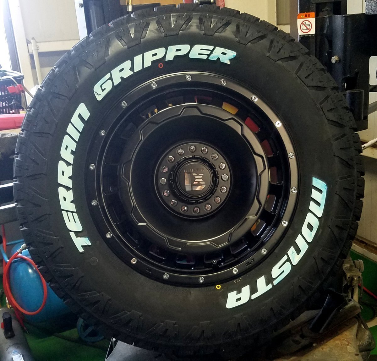 限定 JL JK ラングラー LEXXEL SwaGGer MONSTA TERRAIN GRIPPER 265/65R17 265/70R17 285/70R17 タイヤホイール17インチ ホワイトレター拍卖