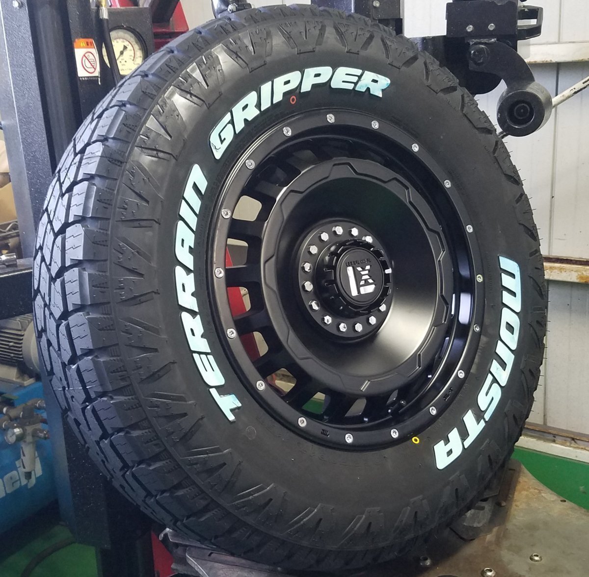 限定 プラド ハイラックス サーフ FJ H3 LEXXEL SwaGGer MONSTA TERRAIN GRIPPER 265/65R17 265/70R17 285/70R17 タイヤホイール17インチ拍卖