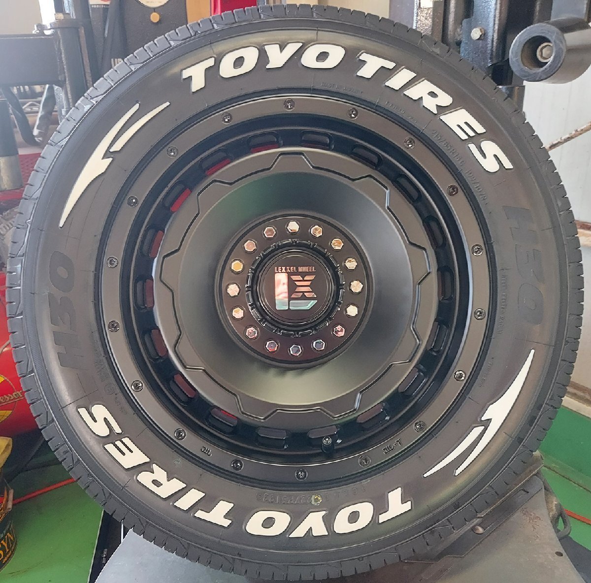 ライズ ロッキー タイヤホイールセット 16インチ LEXXEL SwaGGer トーヨー H30 215/65R16 ホワイトレター拍卖