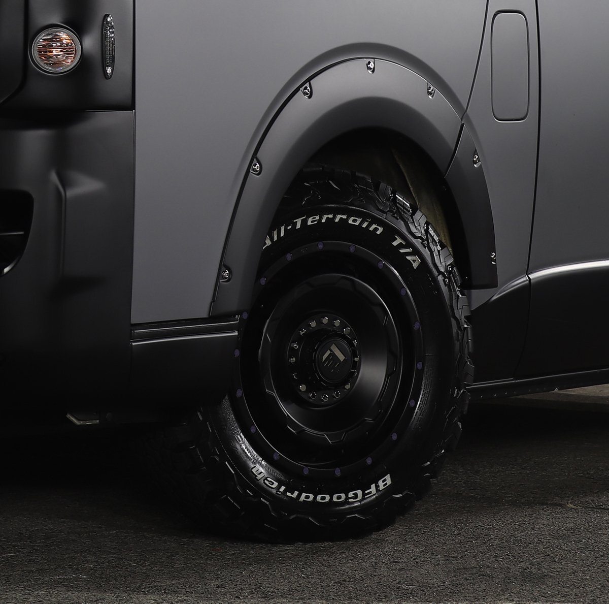 200系ハイエース HIACE LEXXEL SwaGGer BF Goodrich ALLTERRAIN KO2 215/70R16 タイヤホイールセット 16インチ ホワイトレター拍卖