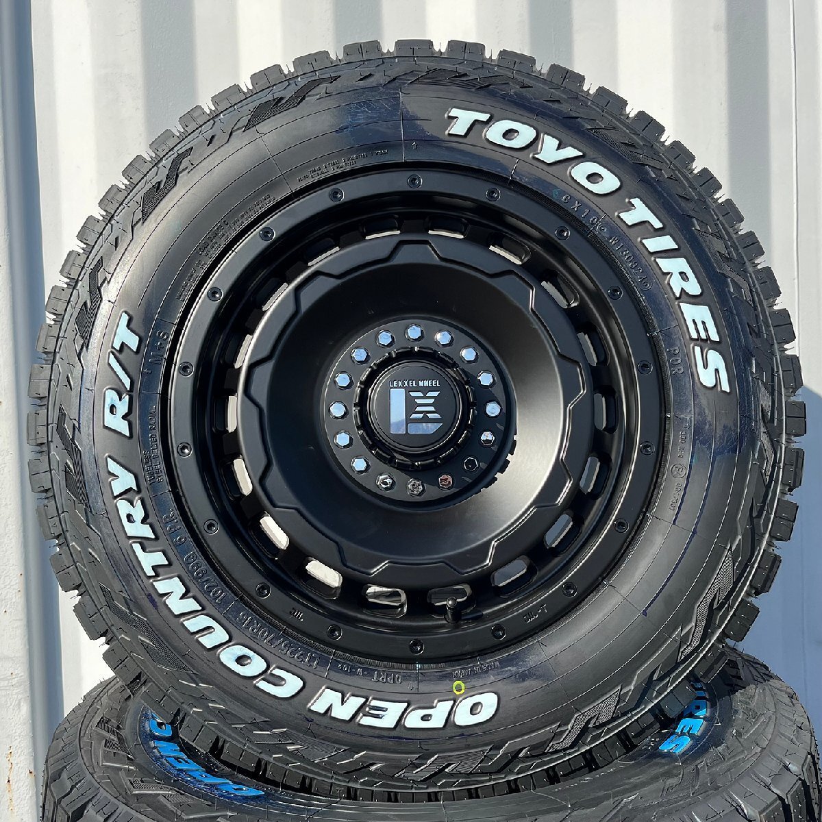 ジムニー シエラ タイヤホイールセット 225/70R16 235/70R16 TOYO オープンカントリー RT 16インチ LEXXEL SwaGGer ホワイトレター 4本拍卖