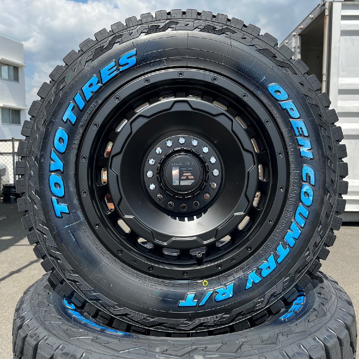 ジムニー シエラ JB74 新品4本タイヤホール トーヨータイヤ オープンカントリーRT 185/85R16 16インチ SwaGGer スワッガー ホワイトレター拍卖