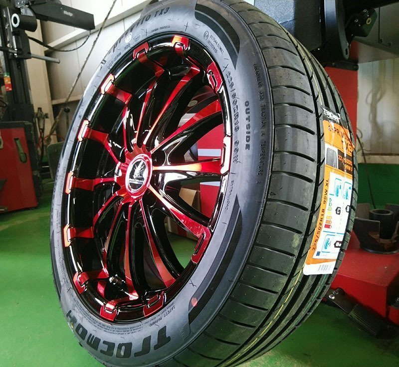 ハイエース レジアスエース 200系 タイヤホイール 18インチ BD12 レッドクリア 特選タイヤ 225/50R18 新品4本セット拍卖