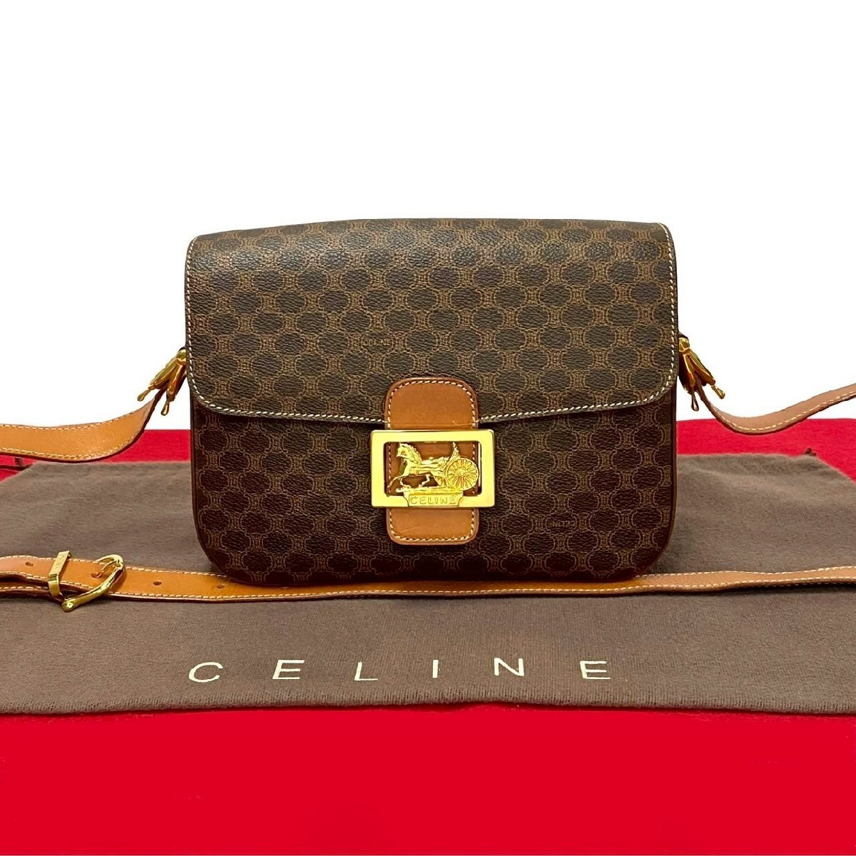 極 美品 CELINE セリーヌ マカダム ブラゾン トリオンフ 柄 ロゴ 馬車金具 レザー ショルダーバッグ ポシェット サコッシュ ブラウン 41665拍卖