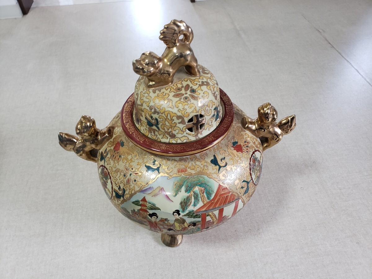 人薩摩焼 金彩 双耳 獅子 大壺 香炉 花瓶 獅子摘 狛犬 三つ足 置物 古美術 花瓶 骨董 獅子双耳三足大香炉 拍卖