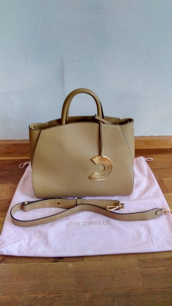国内未発売 COCCINELLE コチネッレ ハンドバッグ 牛革 チャーム付 イタリア製 貴重 希少 ベージュ ショルダー付 専用収納袋付き拍卖