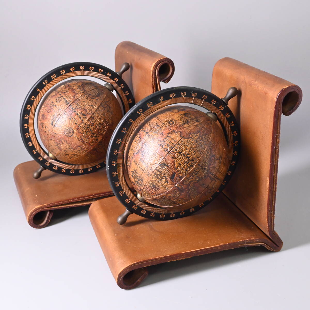 〇0884 ブックエンド 地球儀 レザー 幅12cm 高さ13cm 奥行12cm 中世ヨーロッパの薬草店で使われていそうなイメージ拍卖