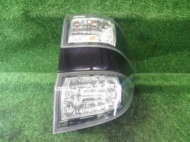 ヴェルファイア DAA-ATH20W 右テールランプ 3R9 58-29 81551-58091拍卖
