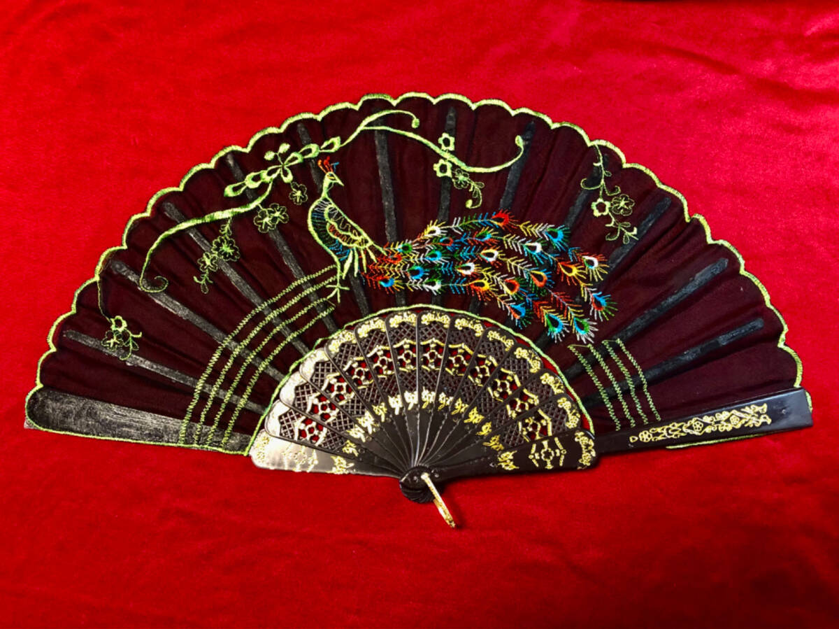 刺繍扇子 緑身彩尾孔雀姿刺繍模様 黒の透かし生地 発表会 バレエ ダンス 民謡 踊り 舞台 演劇 チャイナドレス コスプレ 拍卖