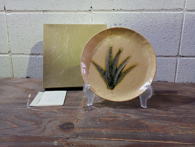 ◇皿/萌黄窯 達山美恵子作 美濃焼 和食器 和皿 工芸品 美術 飾り皿 食器 華道 花器 平皿 四つ足 陶芸 コレクション 拍卖