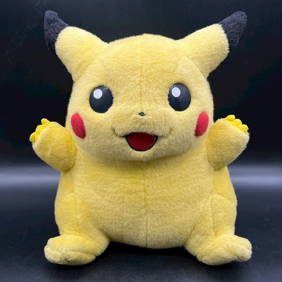 SW0501-18-3 TOMY バンザイ ピカチュウ ぬいぐるみ 人形 初代 初期 ポケモン ポケットモンスター 高さ35㎝ 横幅32㎝ 奥行25㎝ 100サイズ拍卖