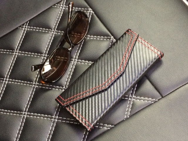 カーボン調 折りたたみ サングラス 眼鏡 メガネ ケース レッドステッチ 赤 ホルダー クリップ 携帯 車内 おしゃれ 内装 車 カスタム 小物拍卖