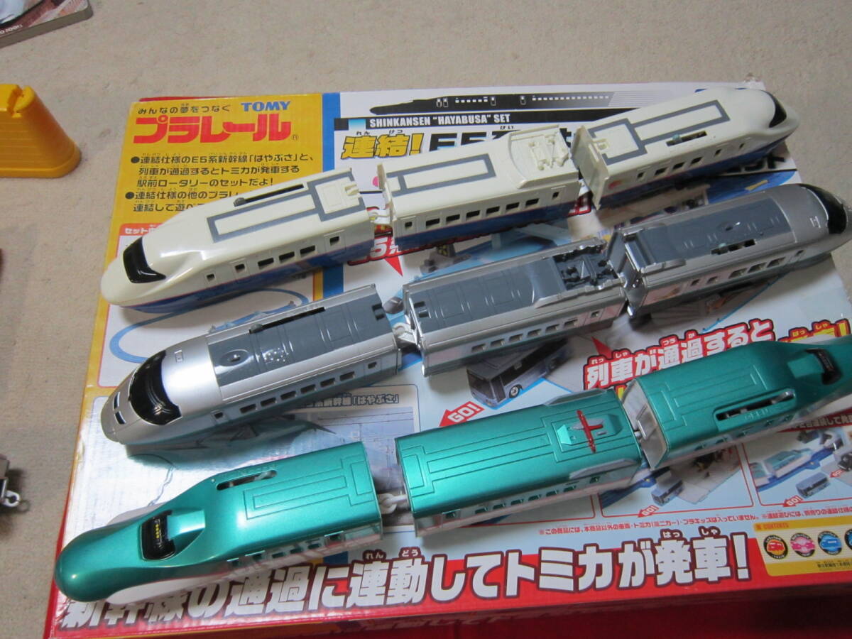 プラレール 新幹線 連結!E5系はやぶさ&トミカ駅前ロータリーセット+つばさ+はやて 他レール多数 チョロQやミニカー付拍卖