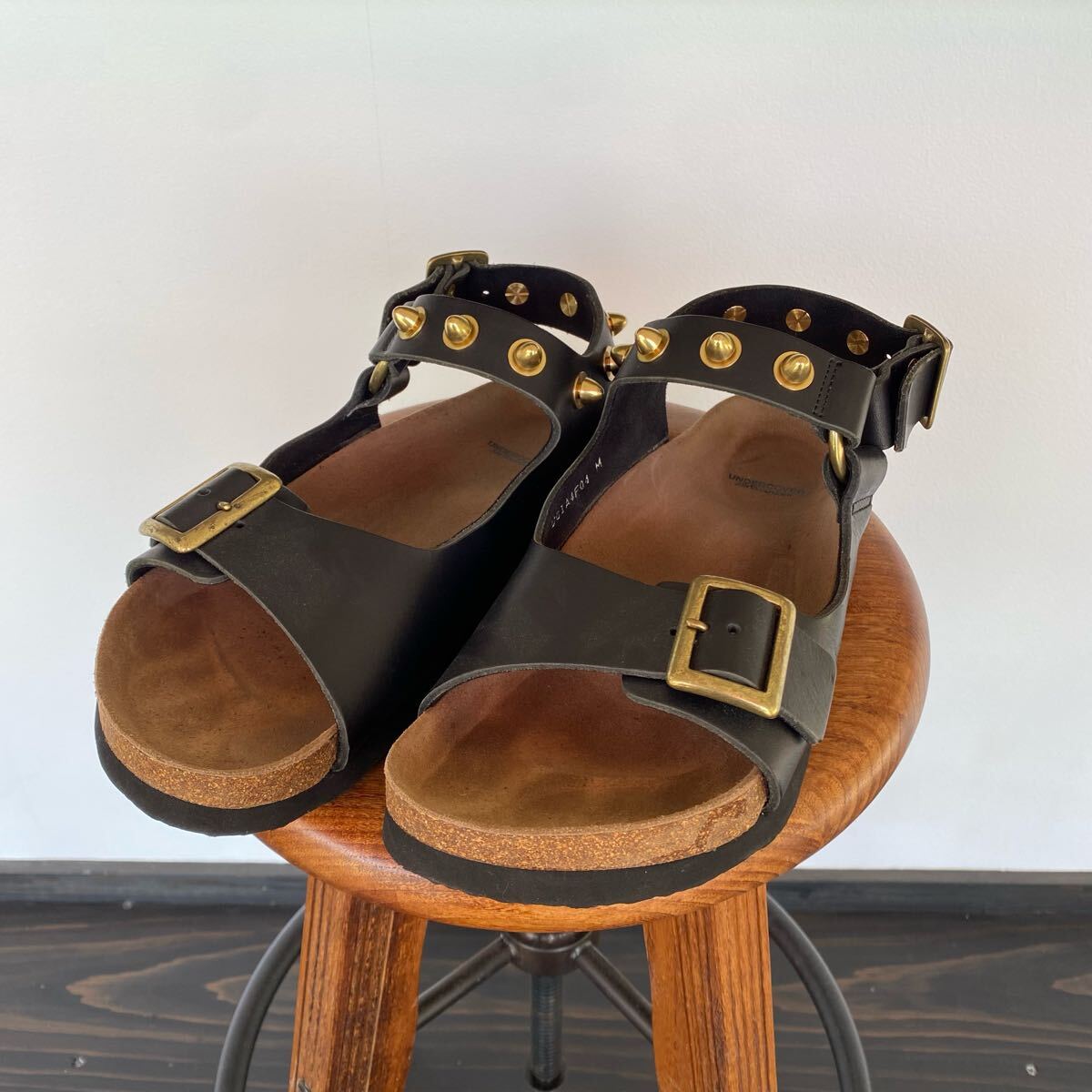 【アンダーカバー UNDERCOVER 2021SS UC1AF04 レザー スパイクスタッズ サンダル JUN TAKAHASHI ブラック × ゴールド vibramソール】拍卖
