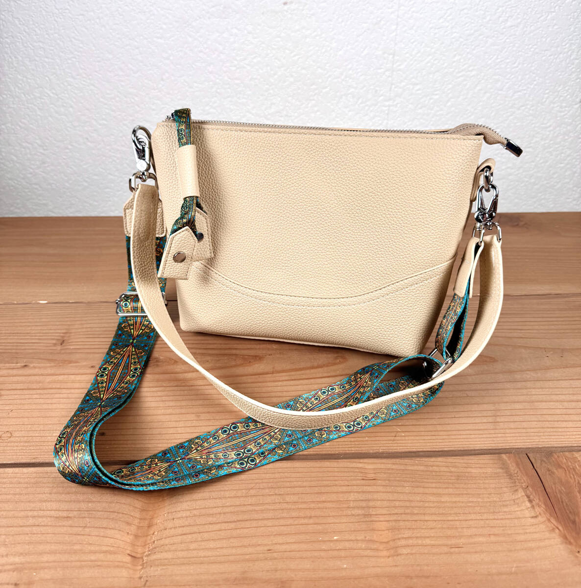 新品・未使用★ベルトがオシャレなショルダーバッグ★3wayバッグ ベルト付替え可能 ホワイトベージュ 肩掛け 斜め掛け エスニック柄 合皮拍卖