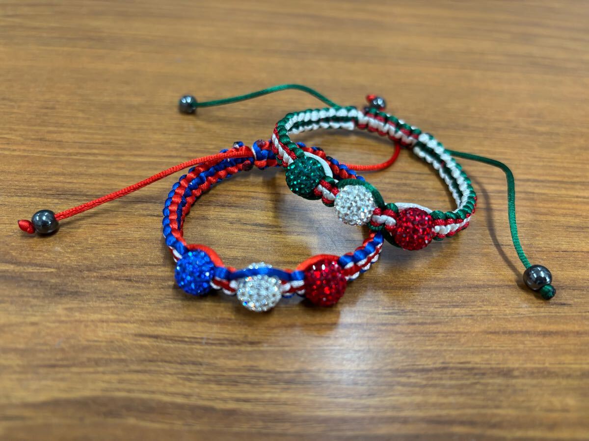 新品未使用 ミサンガ2本セット ハンドメイド (赤・青/グリーン・白) 3色カラーストーン付き サイズ調整可能拍卖
