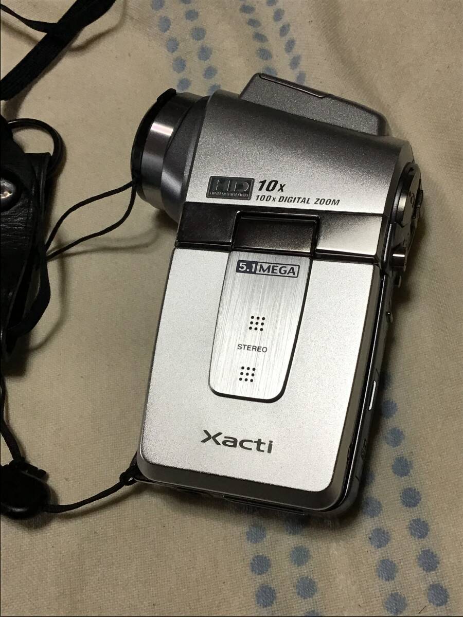 サンヨウ デジタルムービーカメラ HD1A Xacti 全一式 バッテリー3個付き メモリーカード4ギガ付き ケース付き拍卖