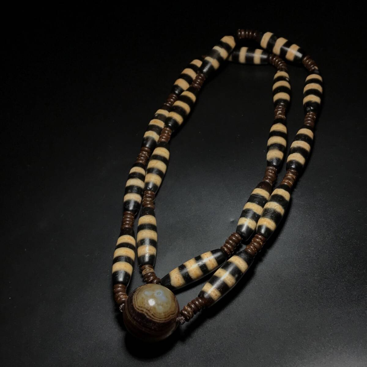 清 古瑪瑙彫 西亞嵌蝕線珠 天珠 仏珠 項鏈 手持 箱付 極細工 置物擺件 時代物 古董品 骨董 旧家藏出 唐物 中国古玩 古美術品拍卖