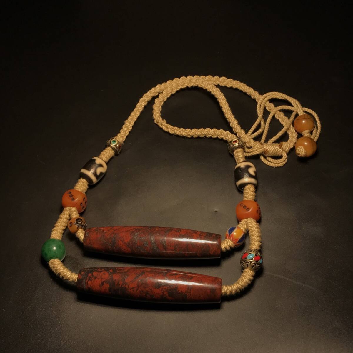 清 古瑪瑙彫 天然原鉱象雄天珠 高油 項鏈 箱付 置物擺件 時代物 古董品 骨董 旧家藏出 唐物 中国古玩 古美術品拍卖