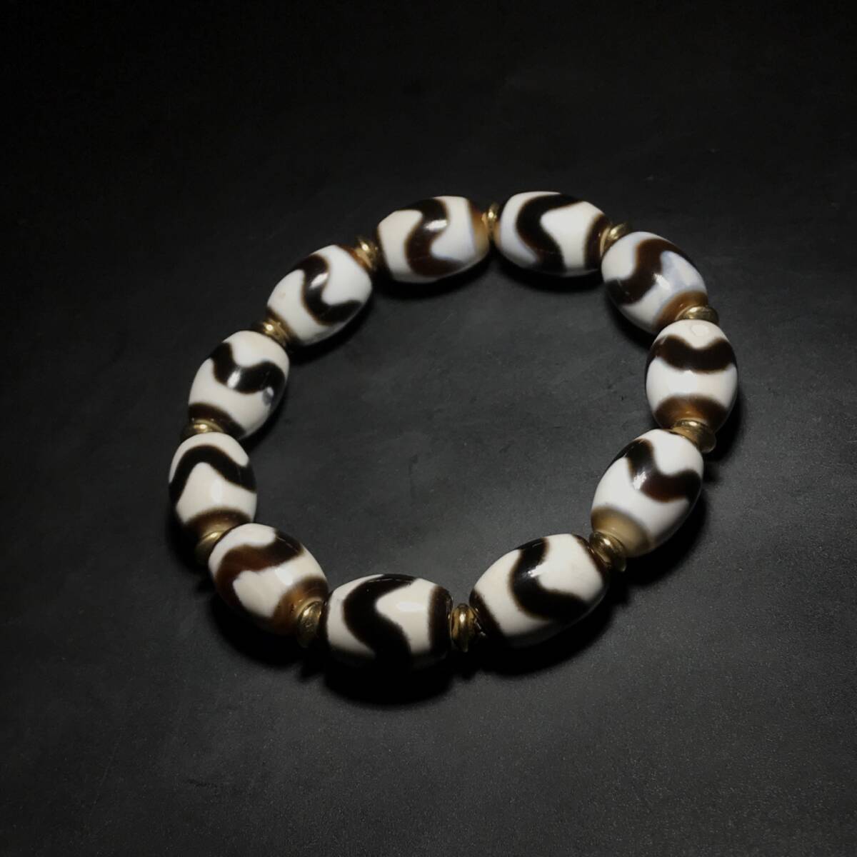 清 古瑪瑙彫 白心瑪瑙手鏈 虎牙達洛天珠 高油 念珠 手鏈 腕輪 箱付 置物擺件 時代物 古董品 骨董 旧家藏出 唐物 中国古玩 古美術品拍卖