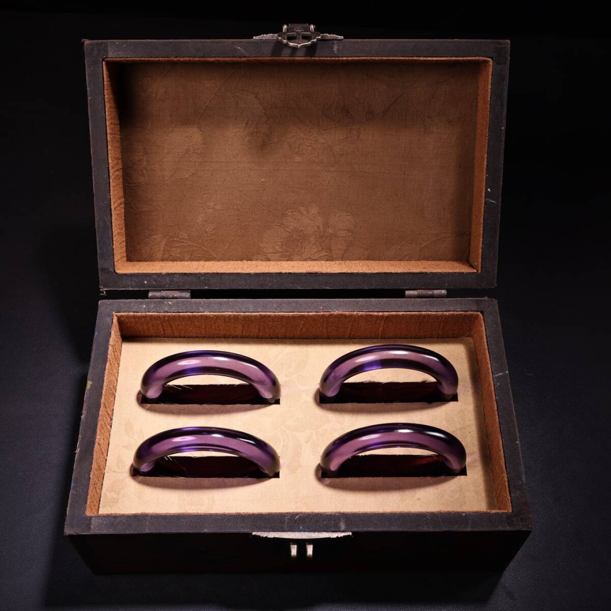 清時代 古宝石彫 紫宝石 腕輪 4個 首飾 飾品 箱有 置物擺件 時代物 古董品 骨董 旧家藏出 唐物 中国古玩 古美術品 收集品拍卖