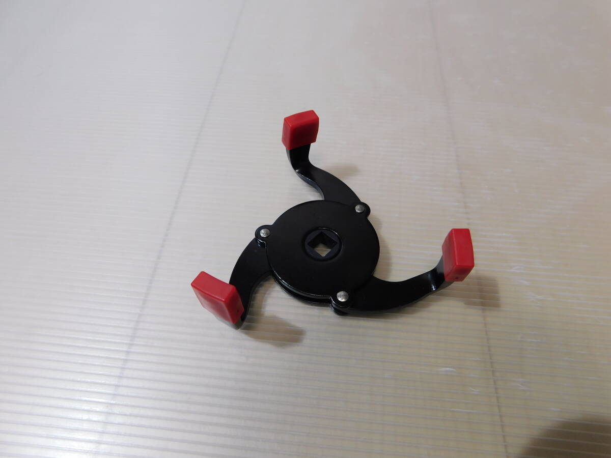 オイルフィルターレンチ オイルエレメントレンチ 取り外し 適用サイズ約60mm~93mm 三つ爪 3/8 9.5mm角 未使用拍卖