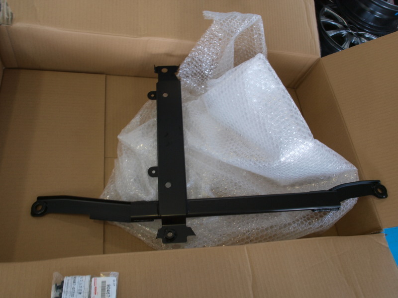 ■新品■トヨタ 純正品 プリウスG's ZVW30 フロントサスペンション メンバ ブレース拍卖