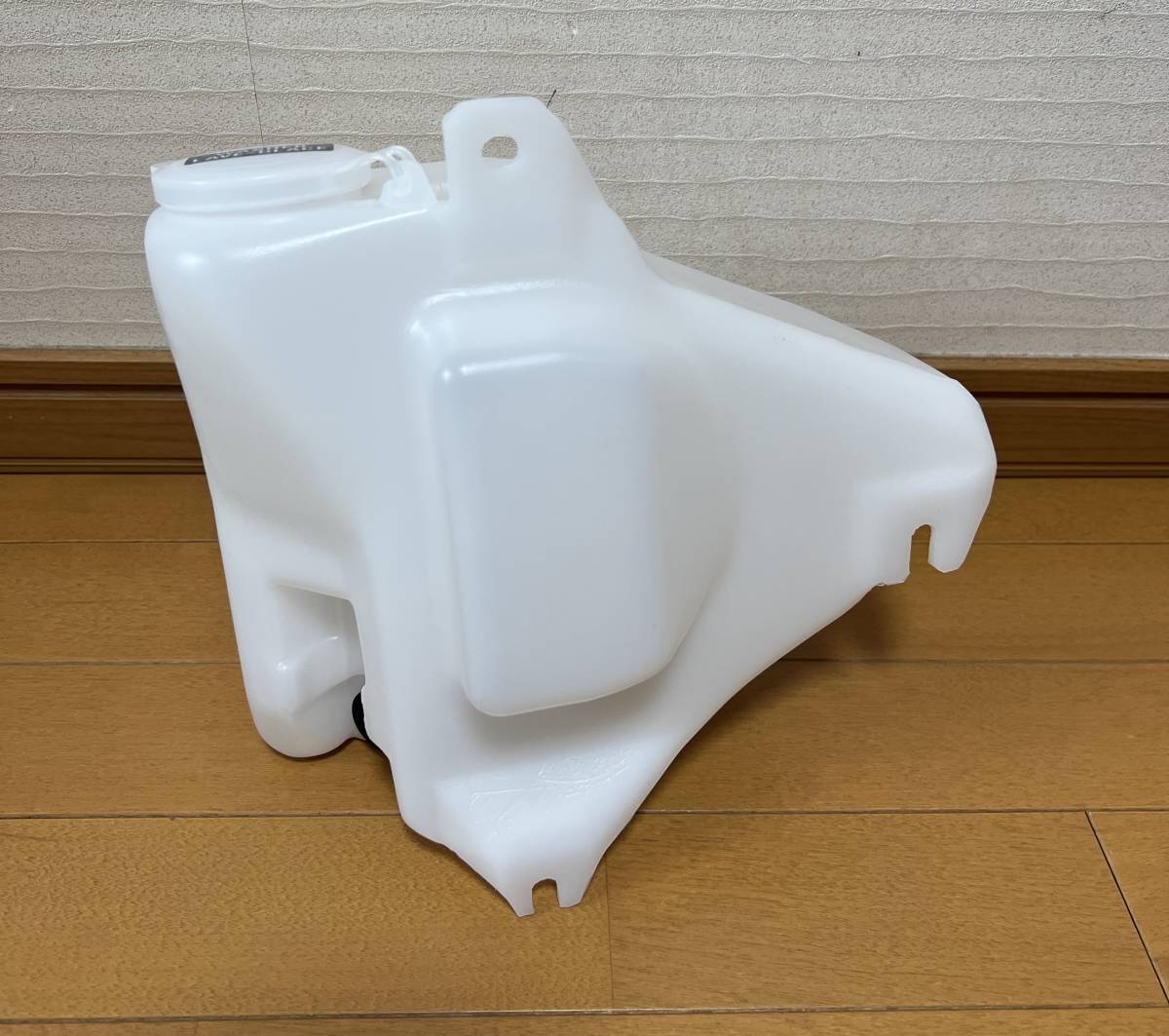 ランドクルーザー ランクル60全車共通、ウォッシャータンクassy&キャップ付き純正新品。拍卖