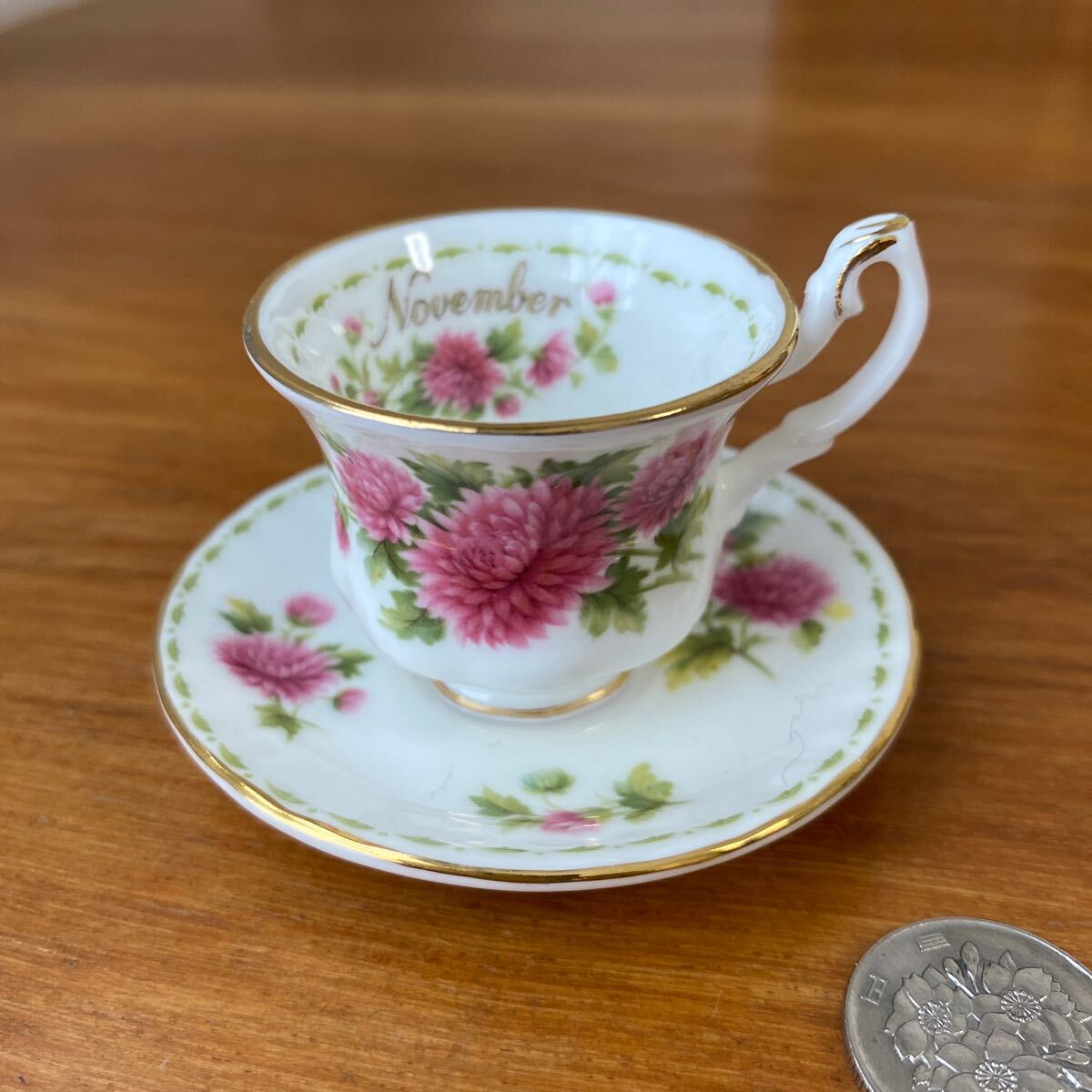 ロイヤルアルバート フラワーオブザマンス ミニチュア カップ ソーサー 11月  ROYAL ティーカップ拍卖