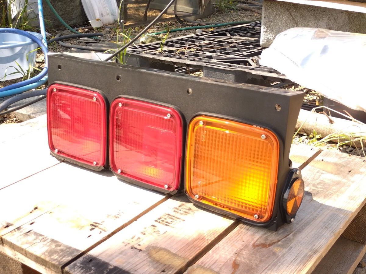 テールランプ いすず 純正 トラック デコトラ 右側拍卖