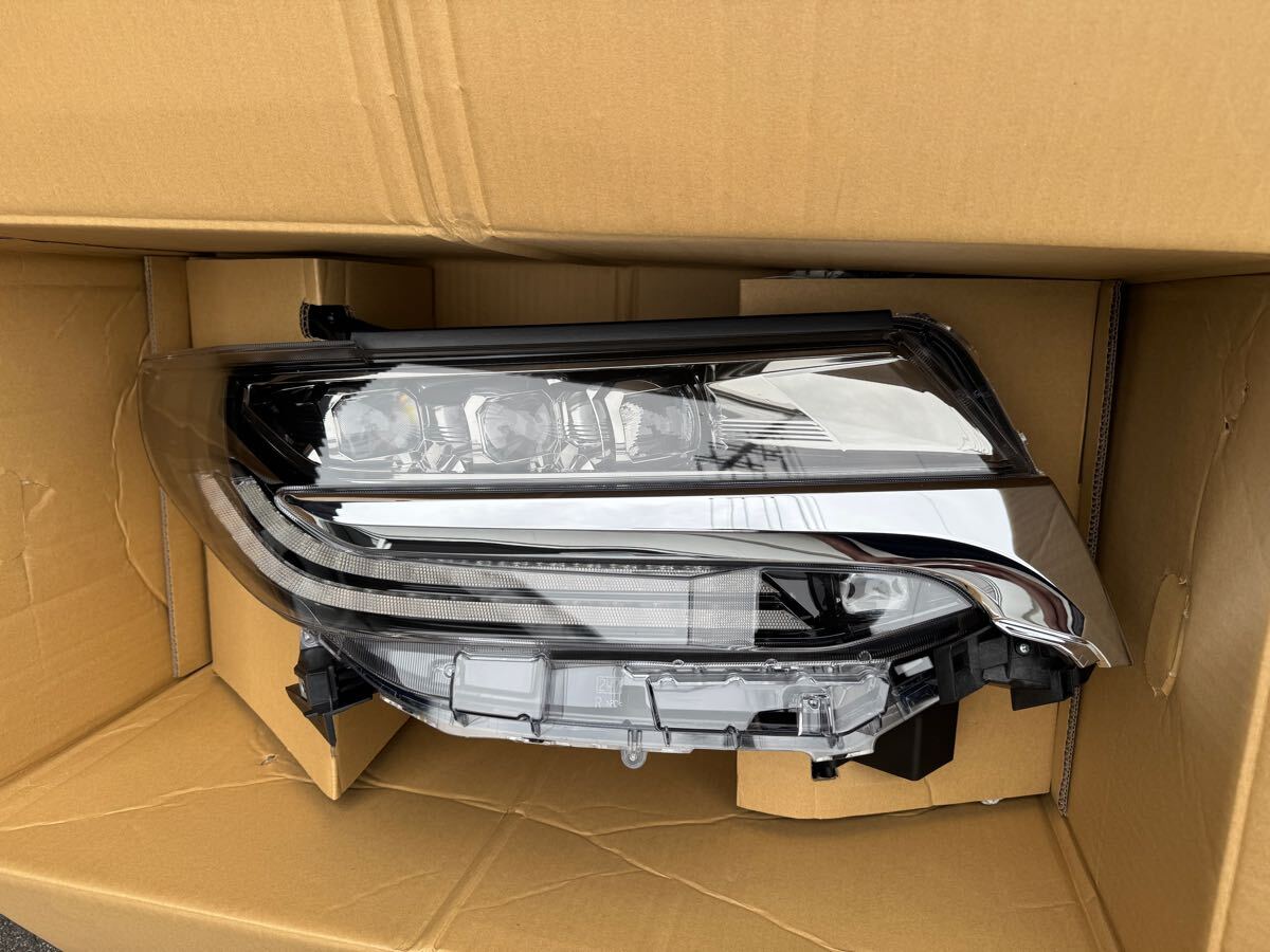 新車外し R4 22年製 30 アルファード 後期 純正 3眼 ヘッドライト 右 (ハ) AYH30 AGH30 AGH35 GGH30拍卖