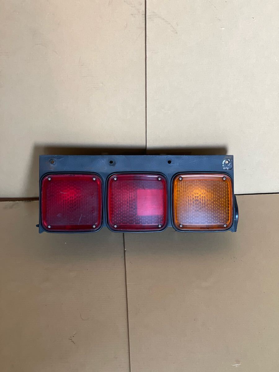 144 大型トラック汎用 右側運転席側3連テールランプ テールライト ICHIKOH 4740 中古☆拍卖
