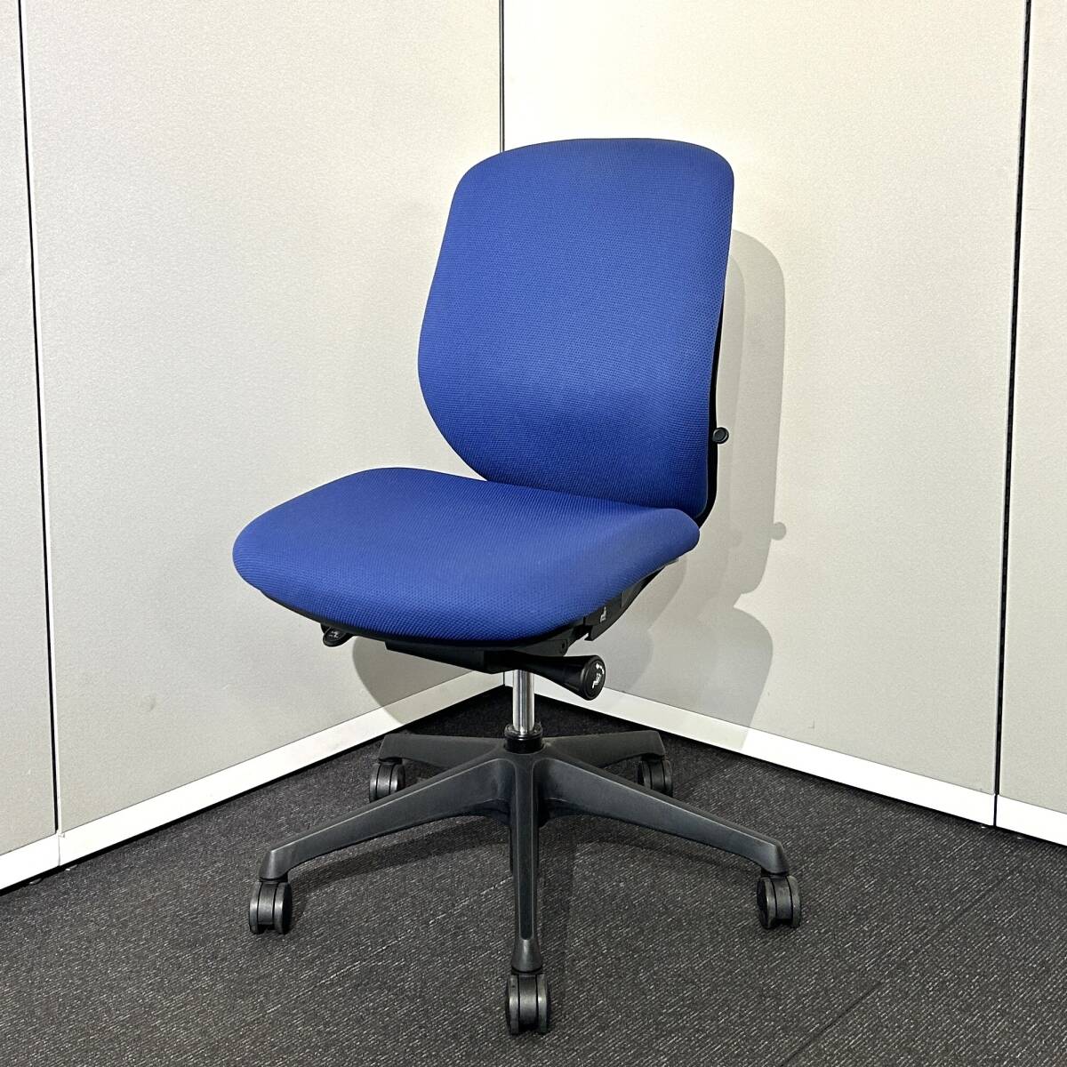 【中古・2019年製】オカムラ シルフィー ローバック クッションタイプ ブラックフレーム ミディアムブルー拍卖