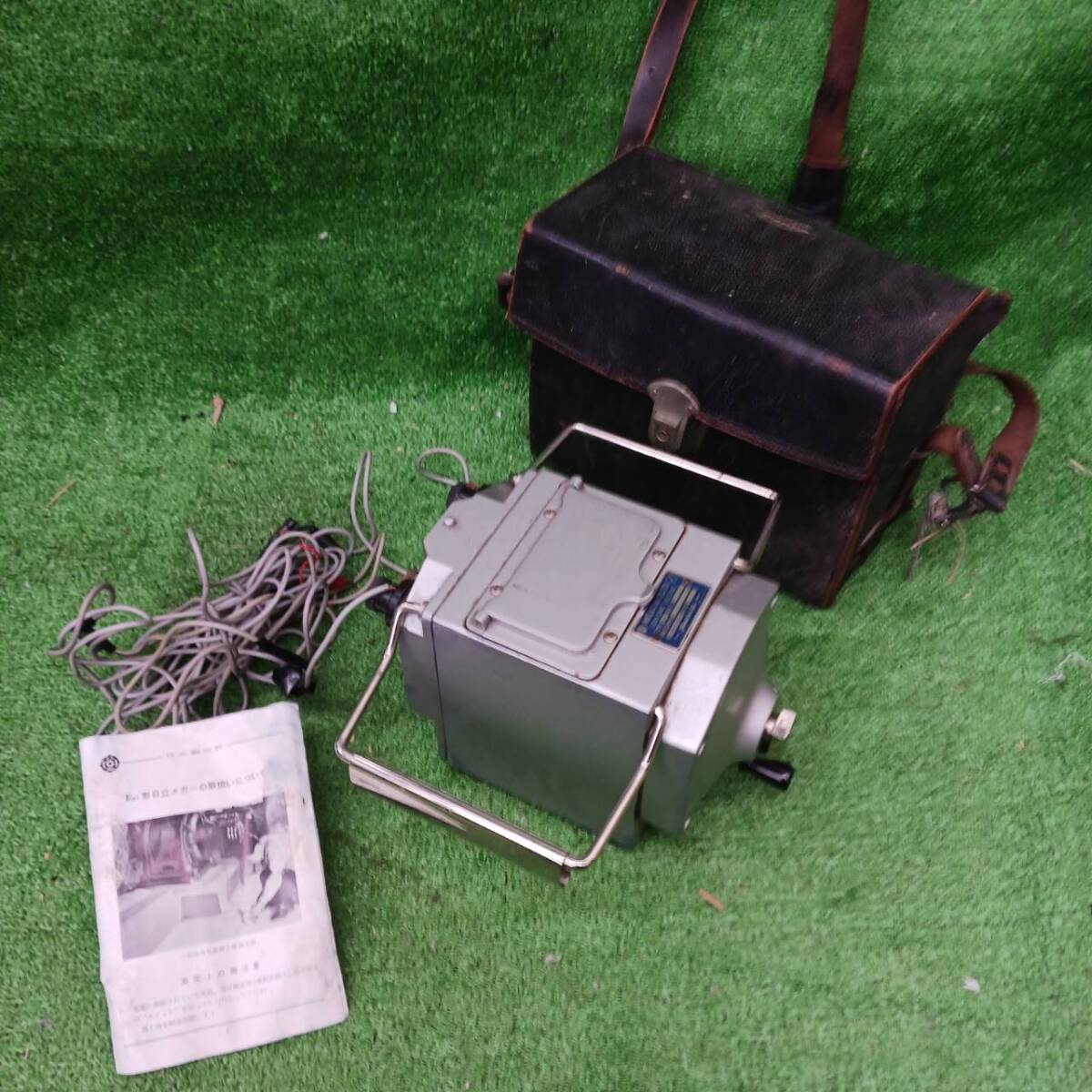 【USED】昭和レトロ 日立 HITACHI INSULATION TESTER 電気計測器 アナログ式 手回し E17 ケース付拍卖