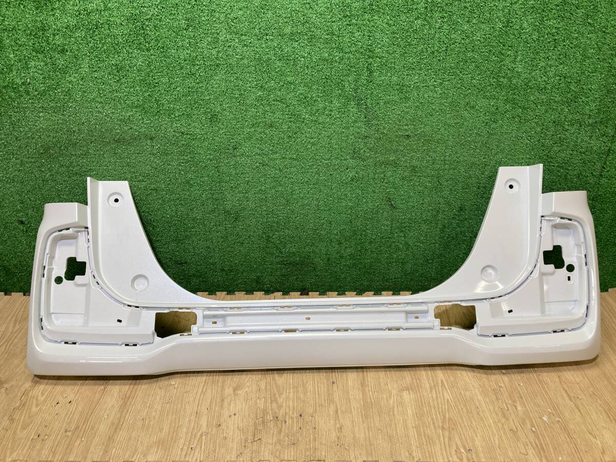 ◎ホンダ N-BOXカスタム◎JF5・6 リアバンパー 割れ・欠け無し<色NH883P プラチナホワイトパール>管23841拍卖