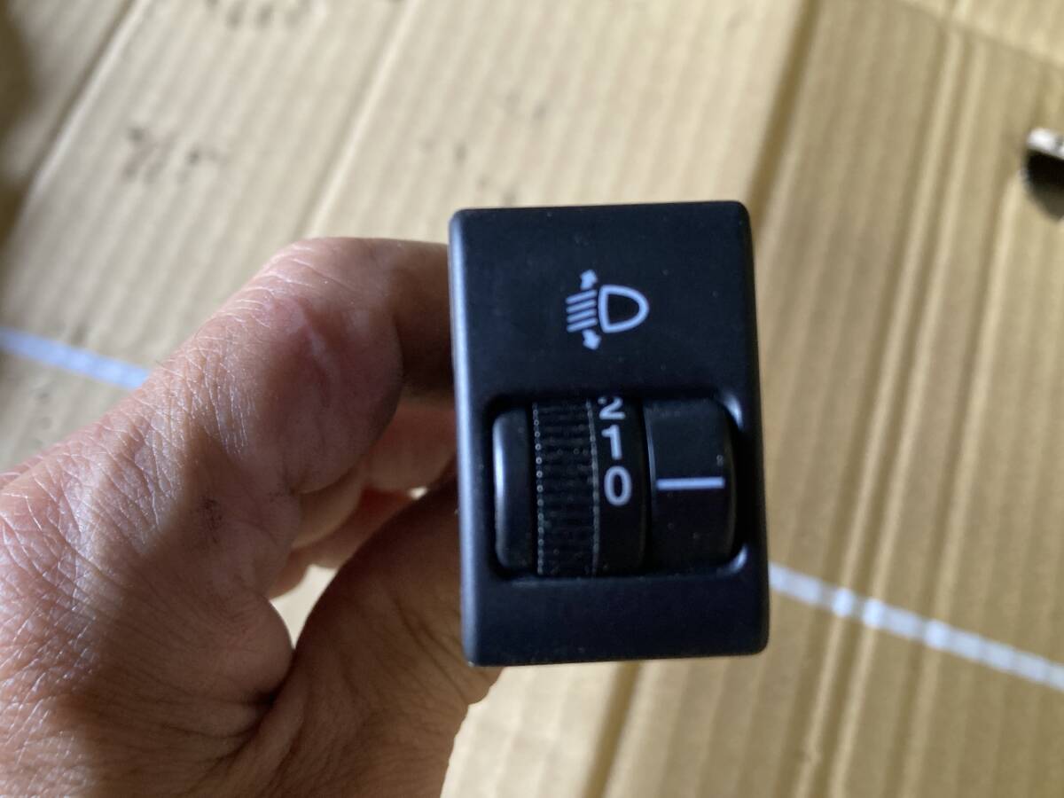 ★日産 ピノ★DBA-HC24S 右 運転席側 ヘッドライト レベライザースイッチ 正常動作品<送料400円> 管23866拍卖