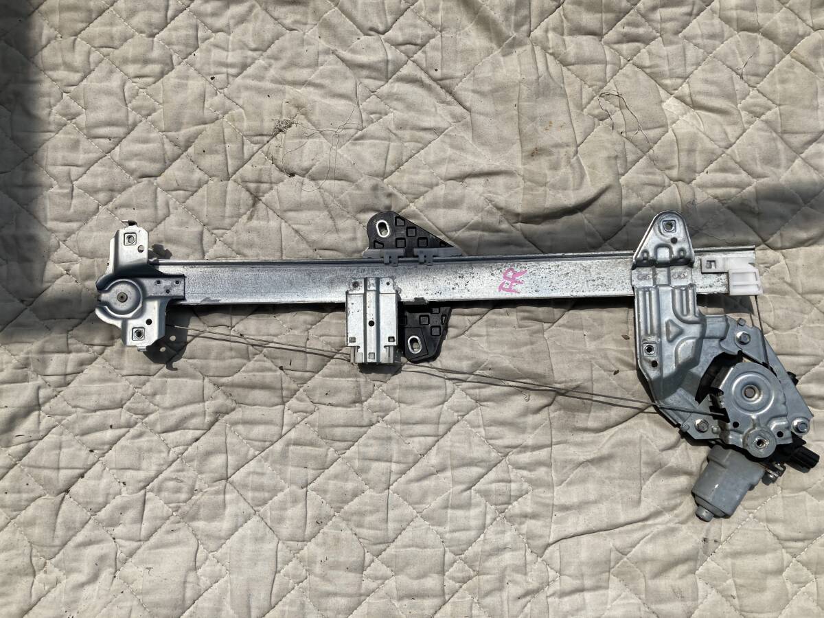 ★ホンダ フィットハイブリッド★DAA-GP1 右 運転席側 フロント ドアガラスレギュレーター 正常動作品 管24029拍卖