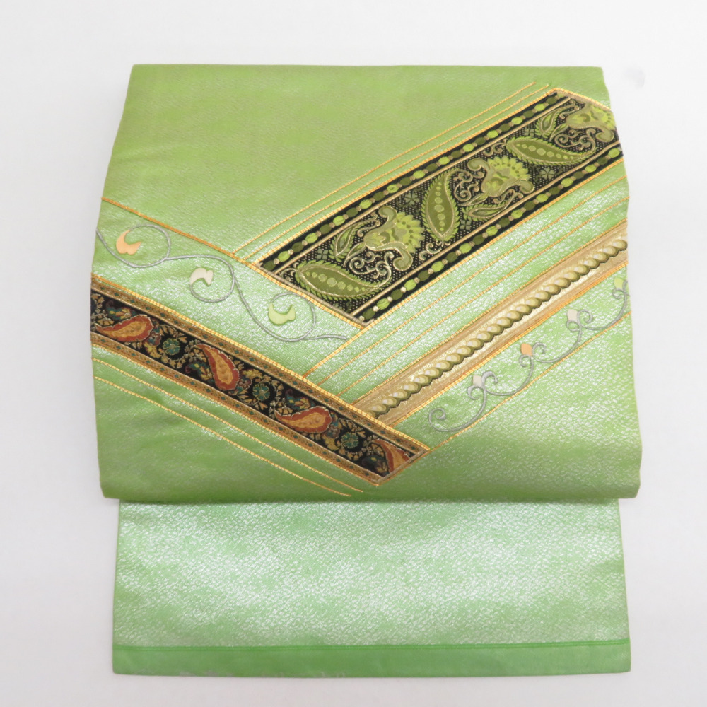 名古屋帯 正絹 黄緑xゴールドx黒色 金糸銀糸 唐草に幾何学紋様 お太鼓柄 仕立て上がり 着物帯 長さ372cm拍卖