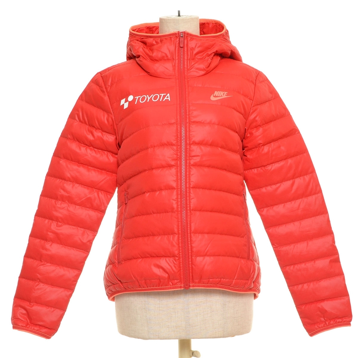 □316554 NIKE ナイキ □ライトダウンジャケット TOYOTA ブルゾン 805083-657 サイズS レディース レッド プリント拍卖
