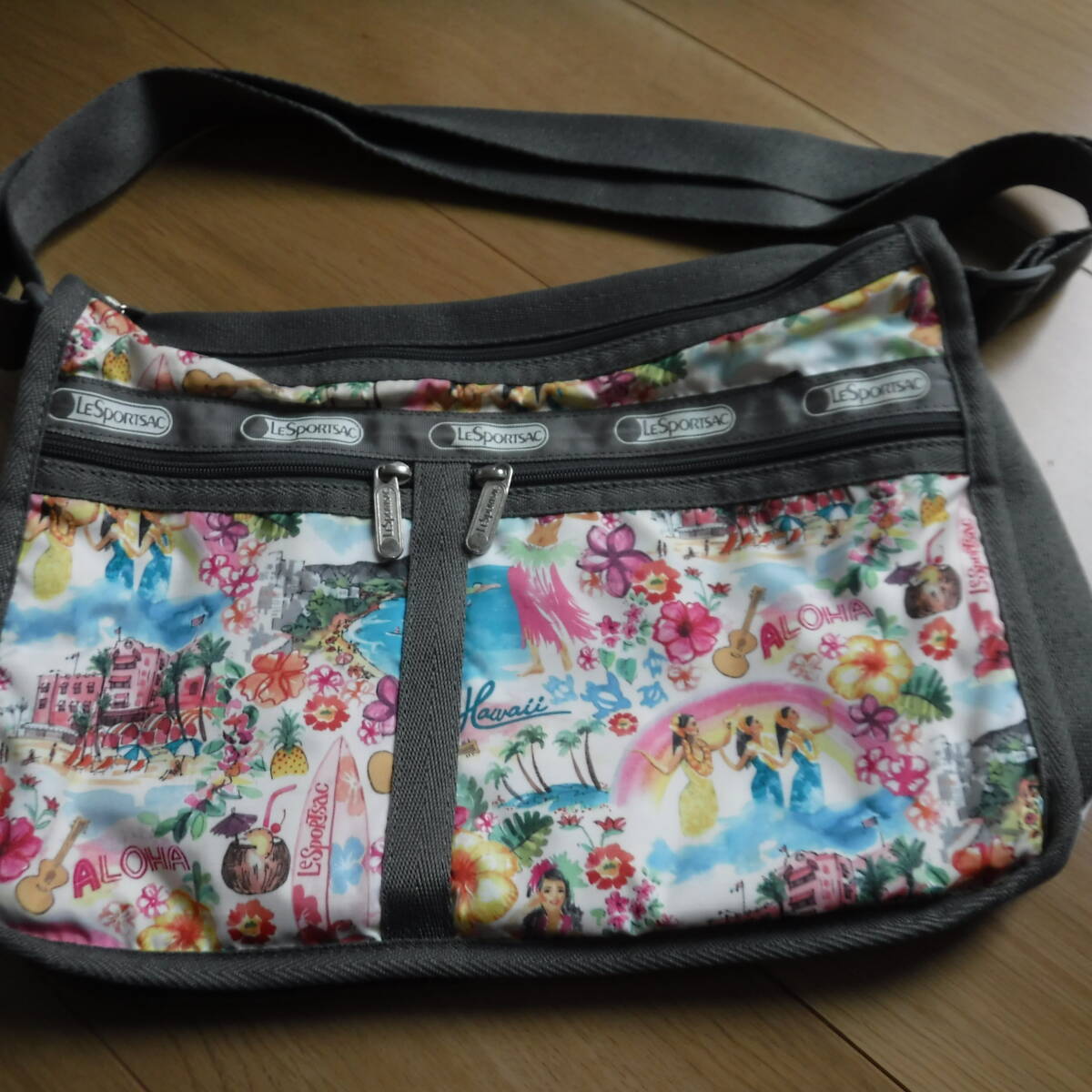 税不要特価 極美品!LESPORTSAC レスポートサック ハワイ DFS限定 アロハドリームス ショルダーバック♪デラックスエブリデイ④拍卖