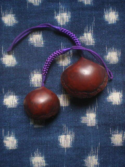 即決 割れた栗の根付とオマケの虫食い栗の根付 和装小物 着物 帯飾り 和装 工芸品 ジャパンビンテージ 昭和レトロ 好きに! 拍卖